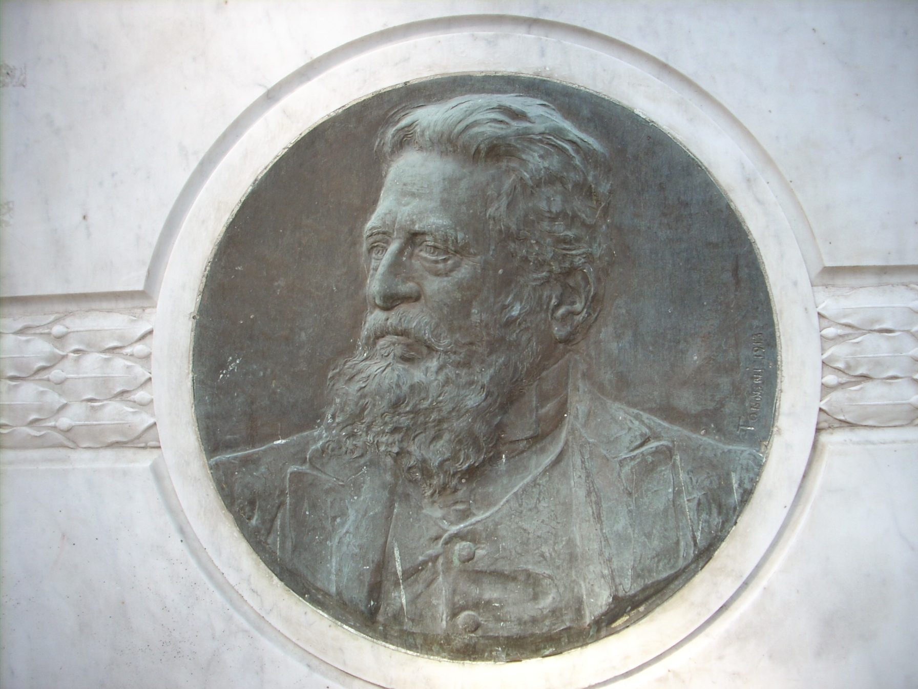 Luigi Luciani's memorial tablet, Rome - 3.JPG